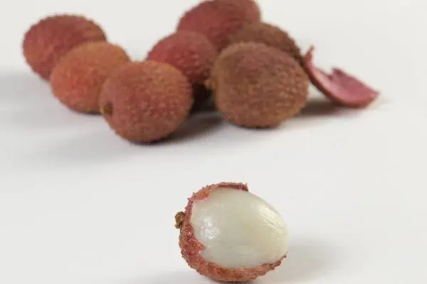 how to peel seasonal lychees